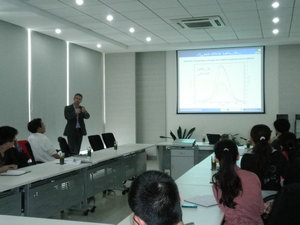 Researcher from Germany Visits NIMTE